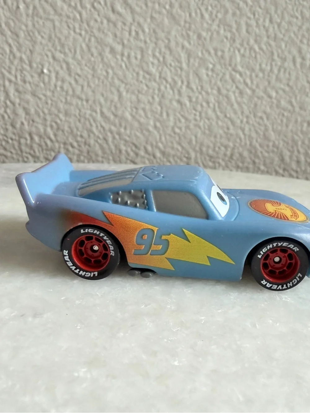 Disney Pixar Cars on the road Lightning McQueen Color changing car blue/maroon
